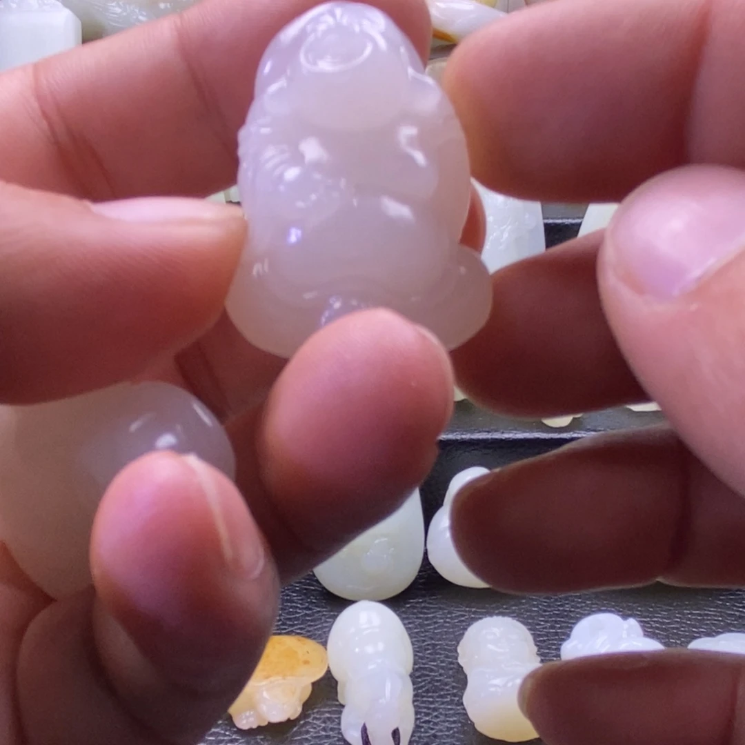 孙***画和田玉未镶嵌颈饰