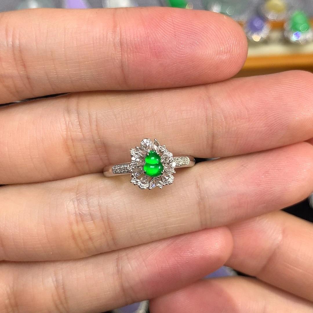 翡翠戒指18K金镶嵌绿