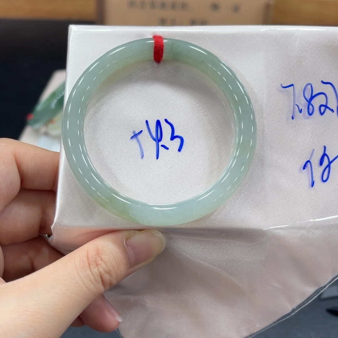 翡翠手镯未镶嵌翡翠