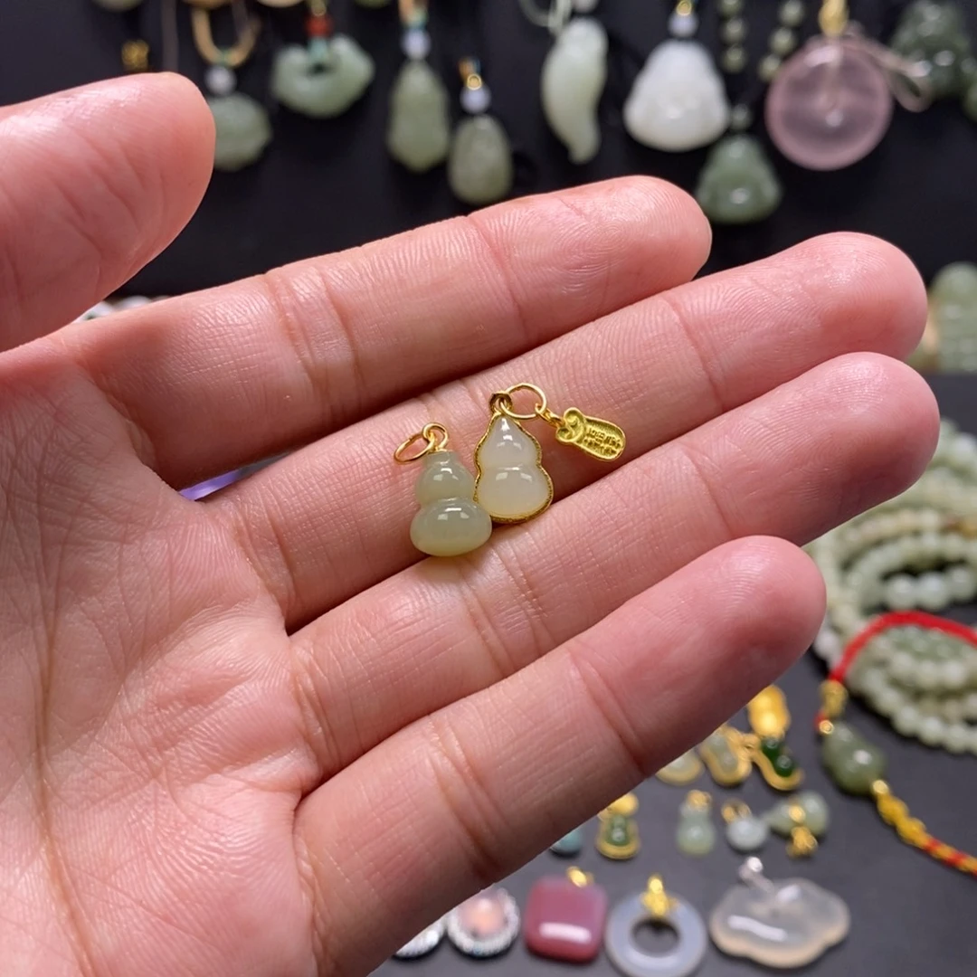 和田玉颈饰未镶嵌葫芦两个