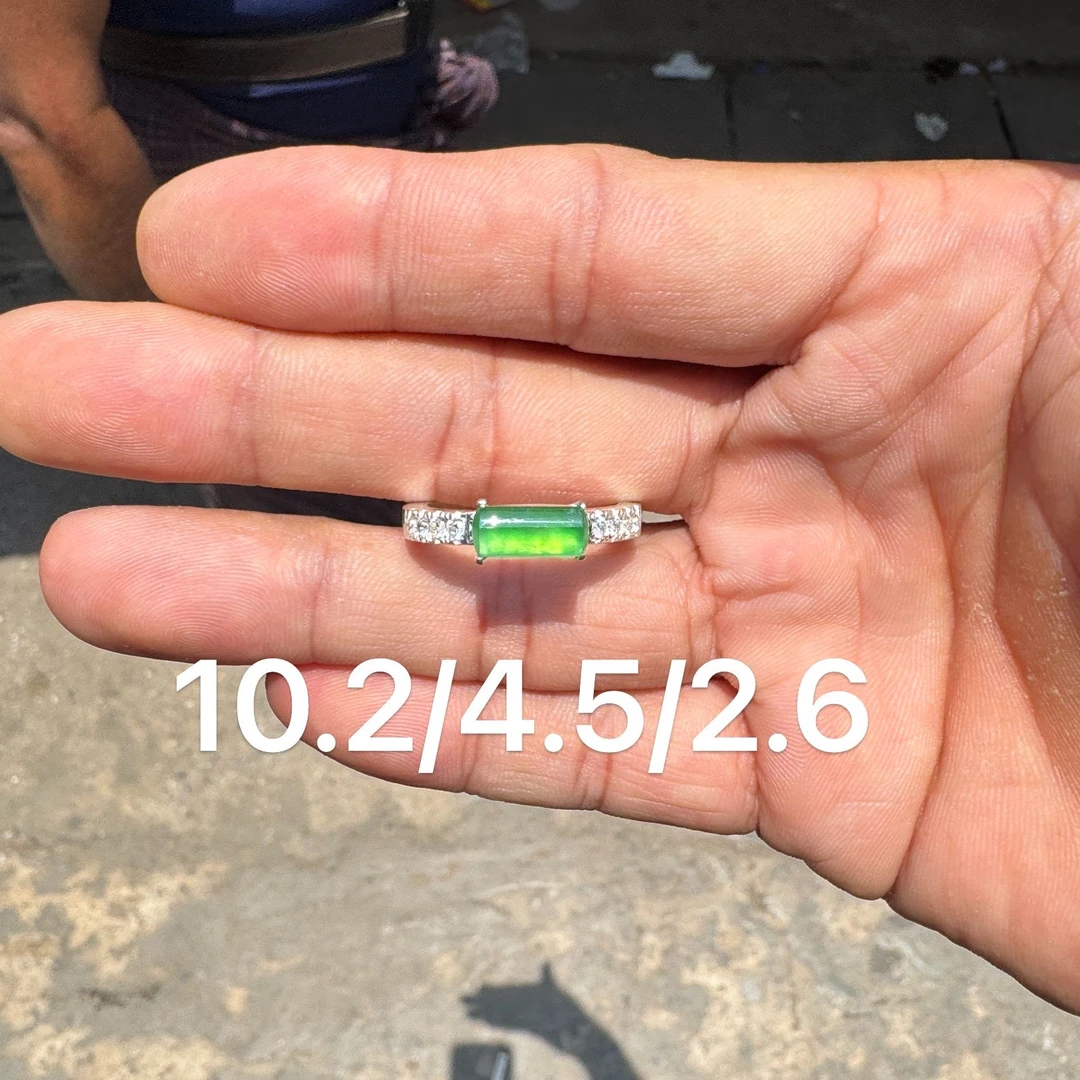 0616(小哪吒在源头)玻璃种翡翠炸光阳绿马鞍戒面干净荧光足M80