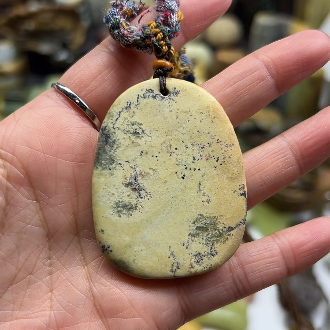 岫岩河磨玉（透闪石质玉）未镶嵌颈饰河磨玉段树林牌子