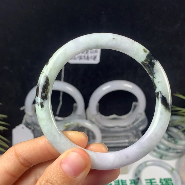 翡翠未镶嵌手镯71号。 60圈