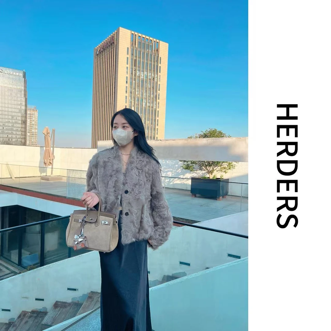 《HERDERS》 短款V领纽扣款小湖羊皮毛一体外套 256902