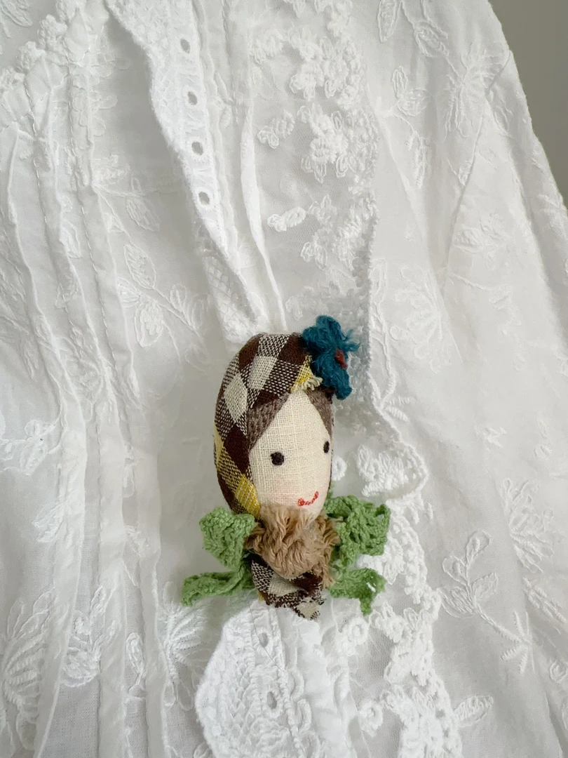 【衬衫上的包巾女孩】