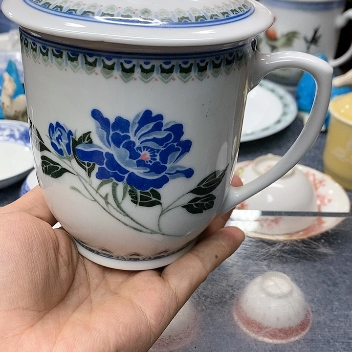 陶瓷釉下彩茶杯，如图