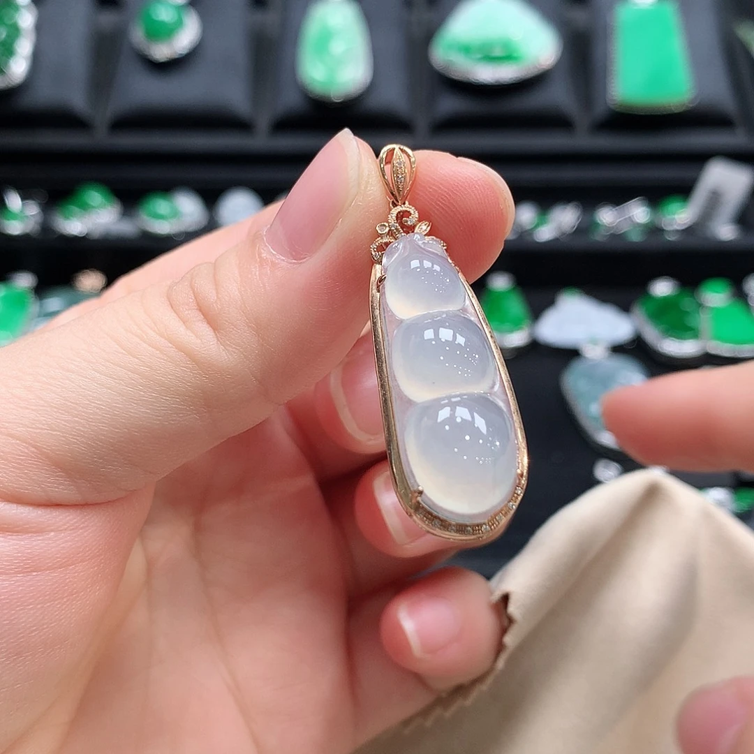 翡翠18K金镶嵌颈饰福豆