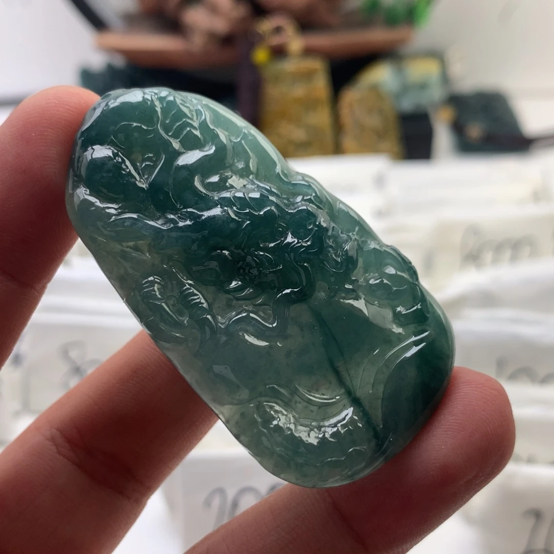 颈饰未镶嵌翡翠龙牌