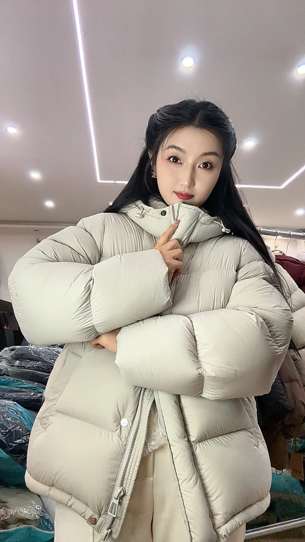 95白鸭绒2024新款云朵系列连帽短款羽绒服百搭女款冬季加厚面包服