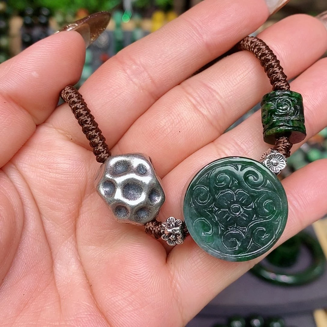 翡翠颈饰未镶嵌漂亮美眉