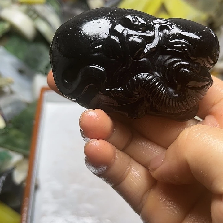 未镶嵌透闪石质玉珠宝奇石