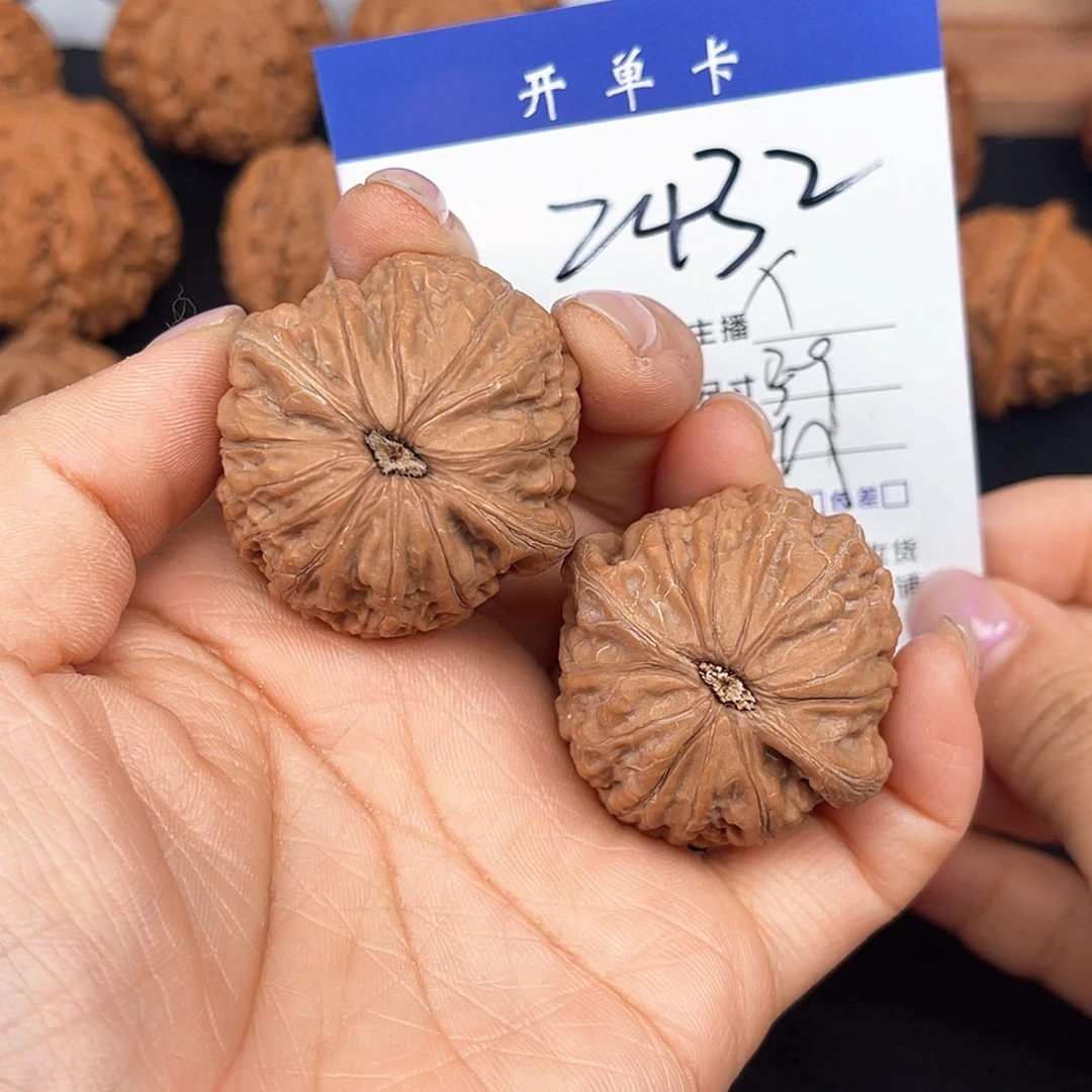 文玩核桃吊坠?****皇铁锤39尺。 2432