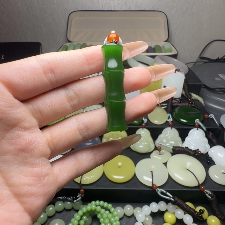 新疆老料菠菜绿竹节吊坠