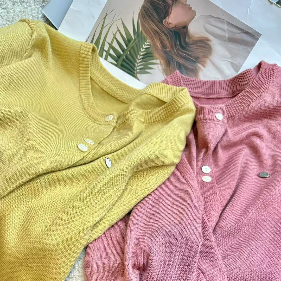 Barbie【薇薇推荐】10853春季新款针织贝母扣简约设计短款上衣百搭