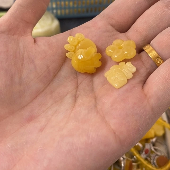 蜜蜡裸石未镶嵌吊坠