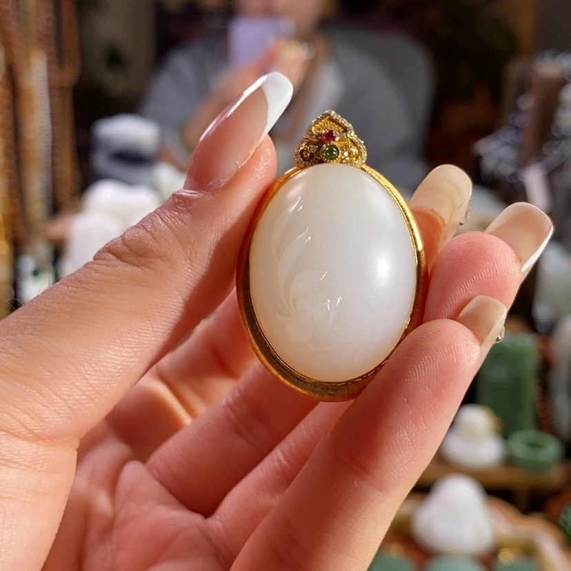 【闪购商品】吊坠(赠链)18K金镶嵌和田玉