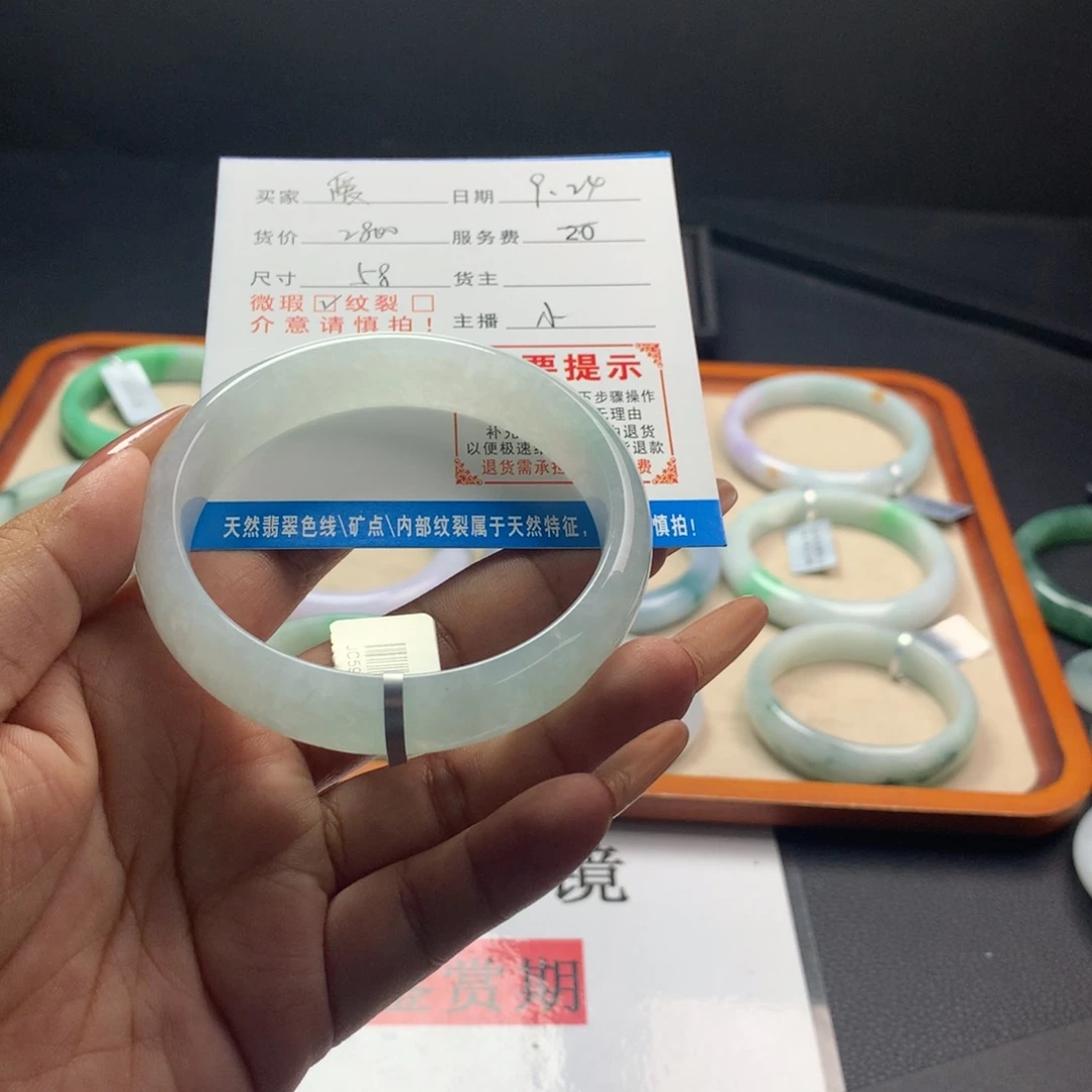 爱***头未镶嵌手镯（圆镯）翡翠