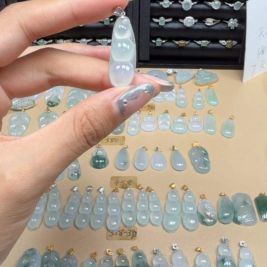 芋***甜翡翠18K金镶嵌颈饰