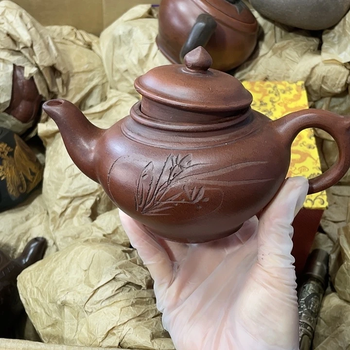 茶壶紫砂原矿泥料，手工制作的一把紫砂壶。