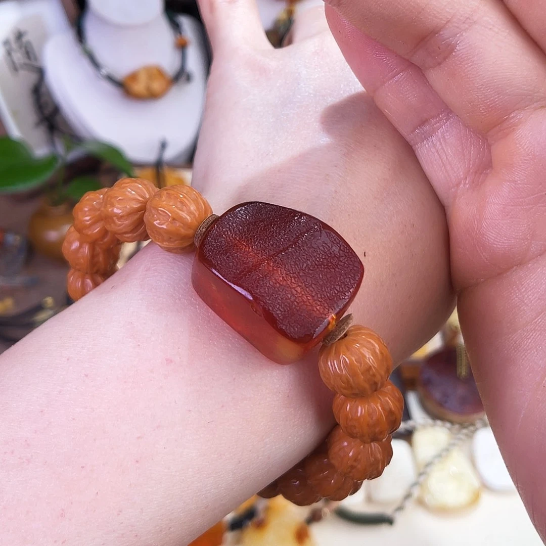 琥珀珠宝奇石未镶嵌。