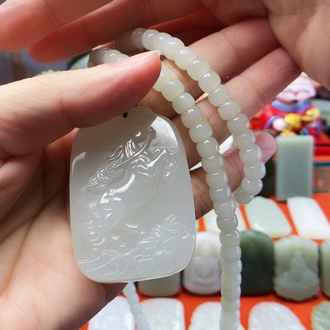 胡***糖和田玉未镶嵌颈饰