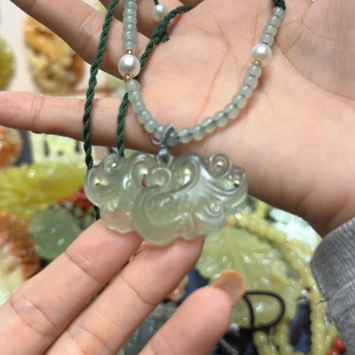 未镶嵌蛇纹石玉吊坠
