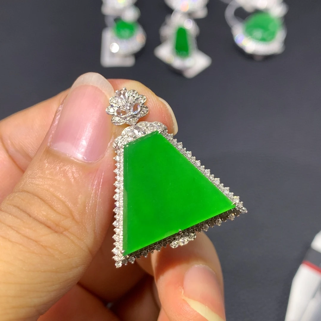 翡翠18K金镶嵌颈饰翡翠