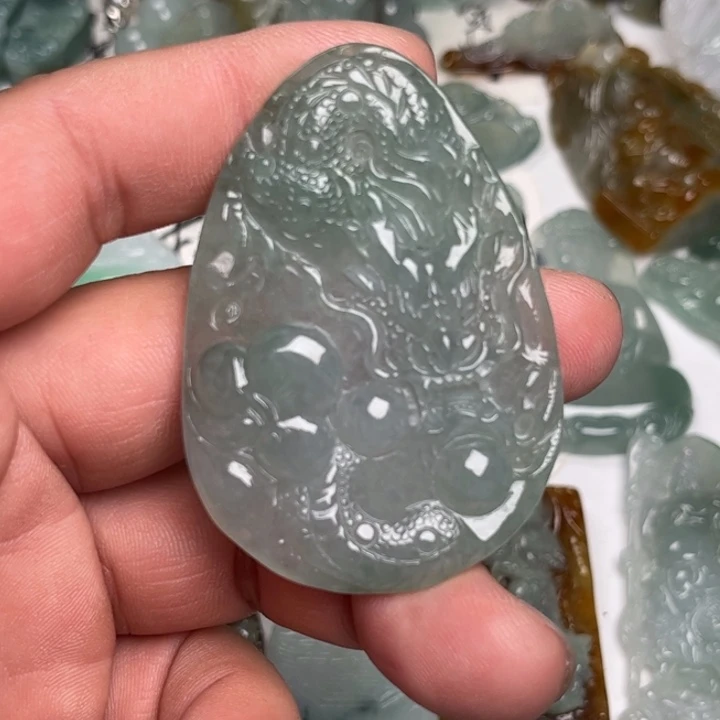 翡翠未镶嵌颈饰龙