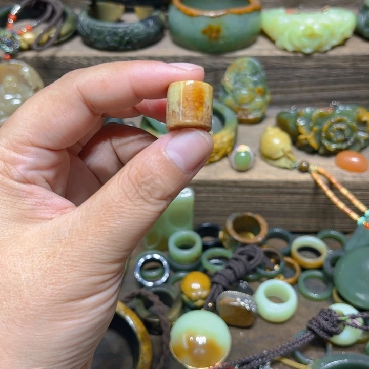 歪***说透闪石质玉未镶嵌颈饰