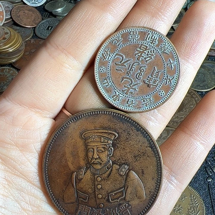 半*君两个铜币工艺品摆件