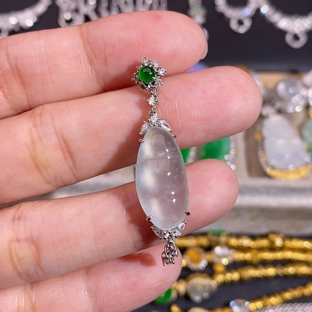 翡翠18K金镶嵌颈饰