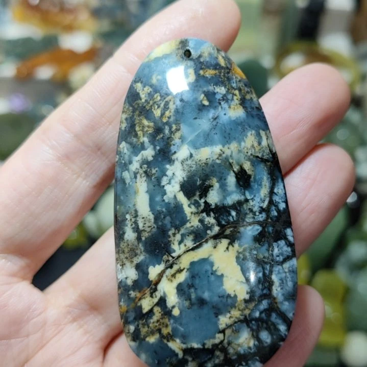 岫玉未镶嵌微瑕挂坠