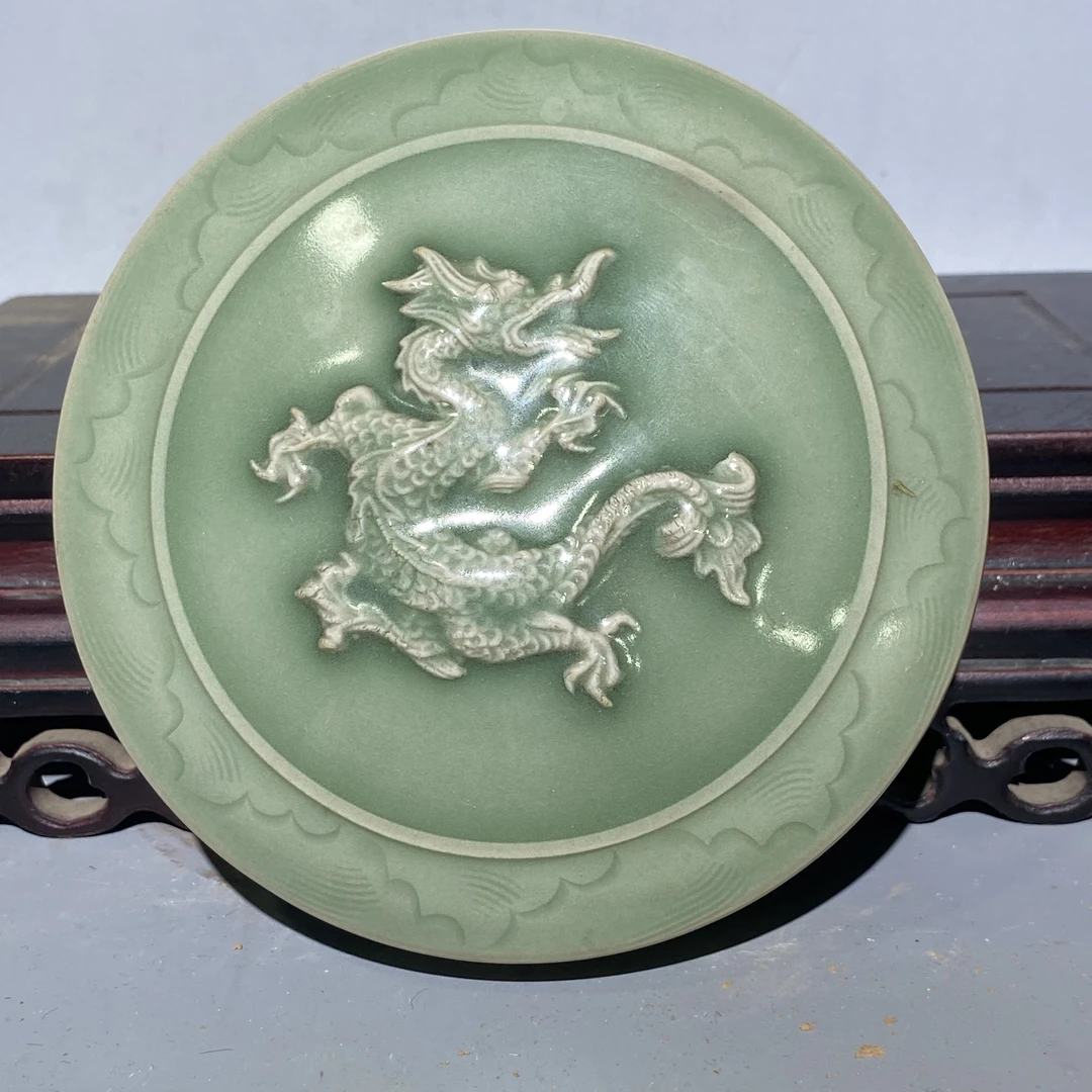 龙泉窑浮雕龙纹青瓷粉盒 直径13 高度5