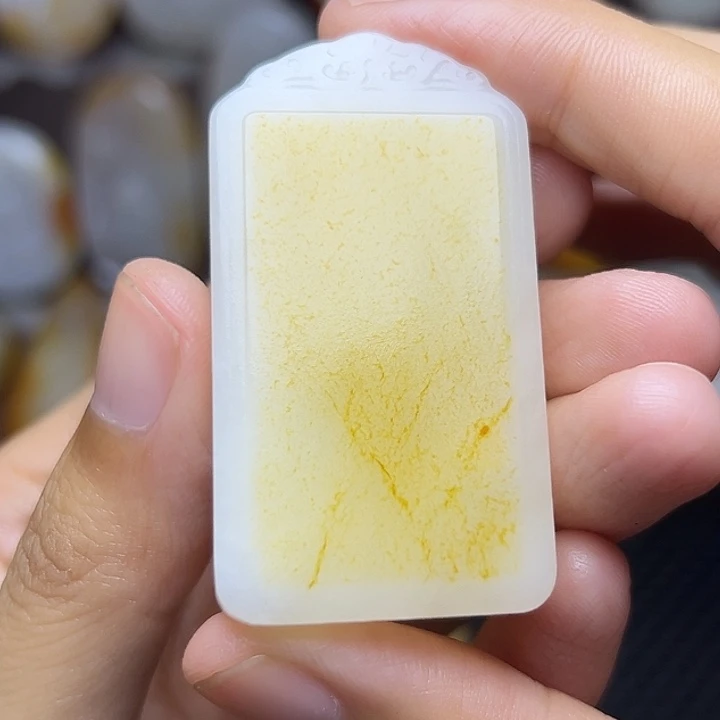 高***。和田玉未镶嵌颈饰