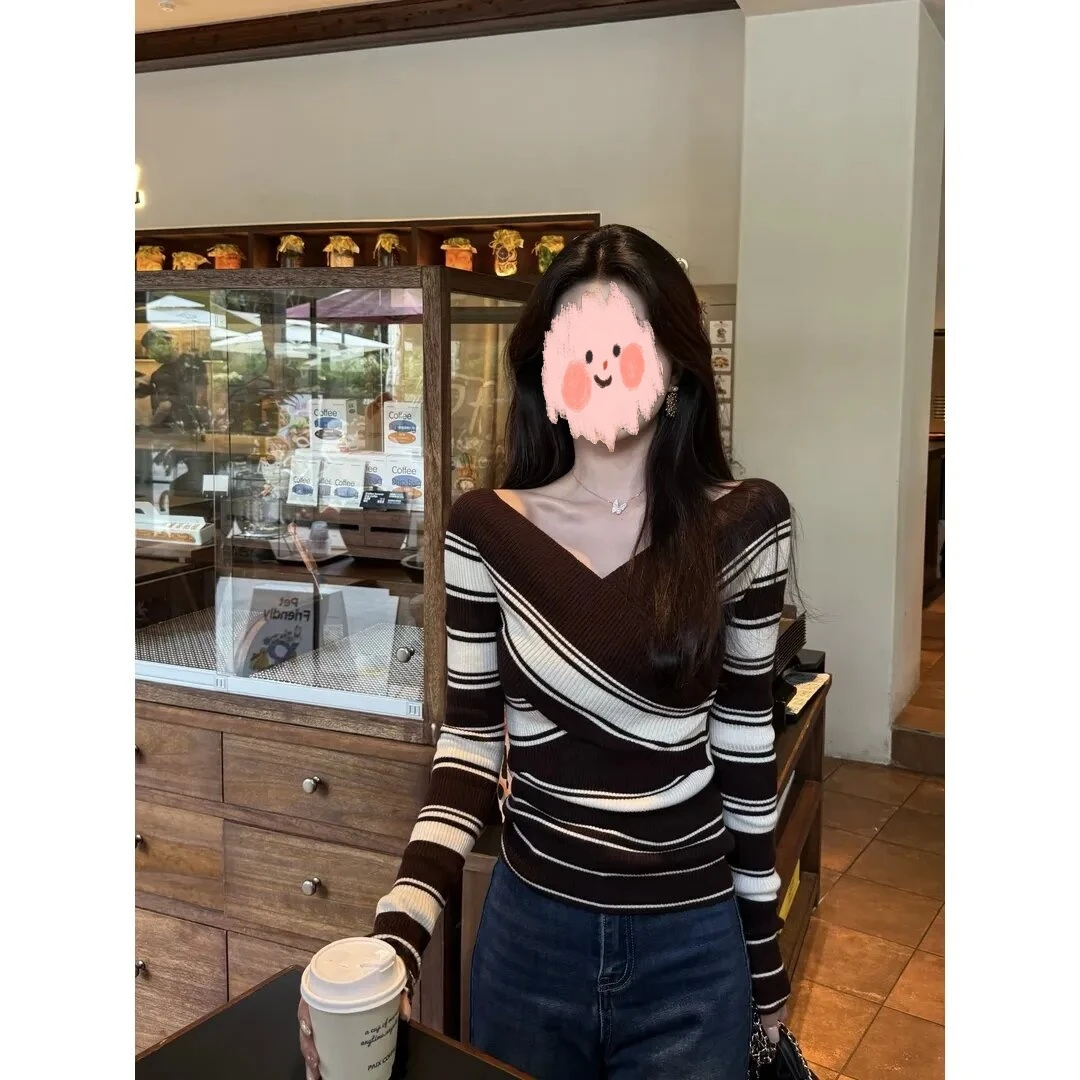 韩系条纹不规则交叉v领长袖针织衫秋季设计感小众露锁骨打底上衣