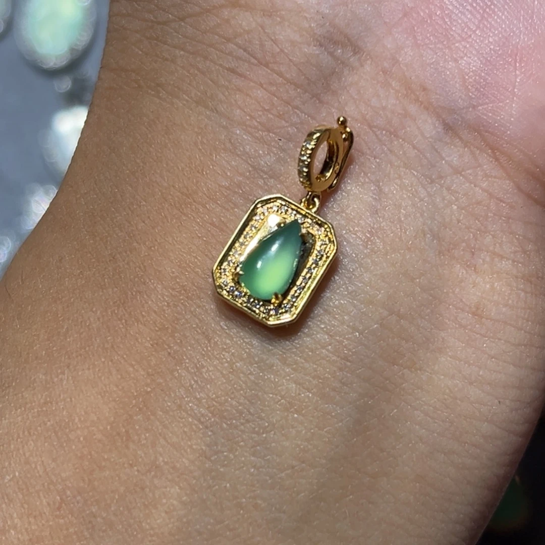 颈饰18K金镶嵌翡翠