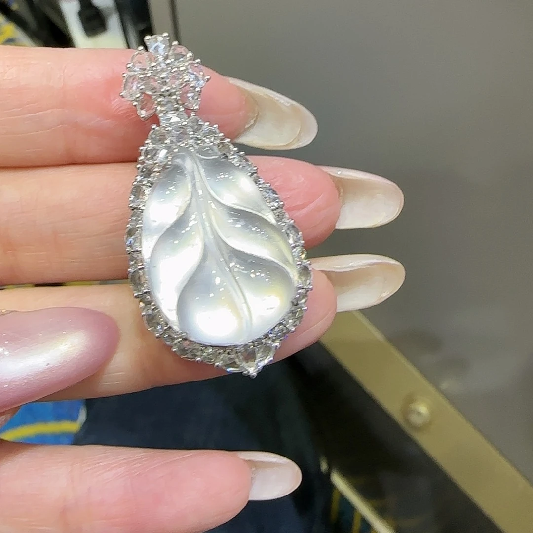 【闪购商品】颈饰18K金镶嵌翡翠鱼*圈天然A货翡翠