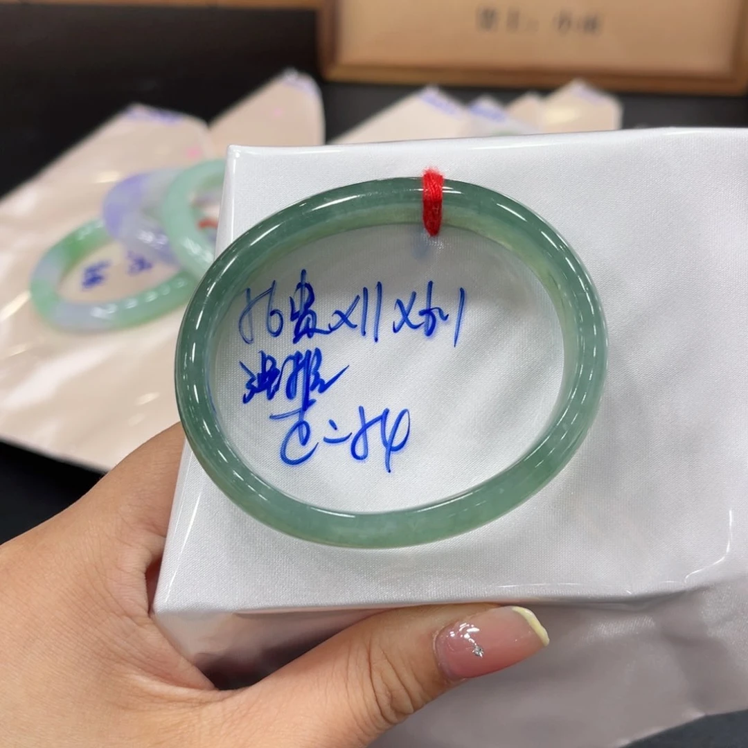 翡翠手镯未镶嵌伤***包翡翠