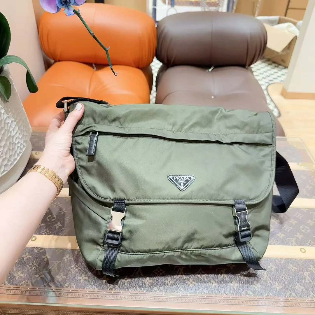 95新 Prada/普拉达 尼龙邮差包/军绿色