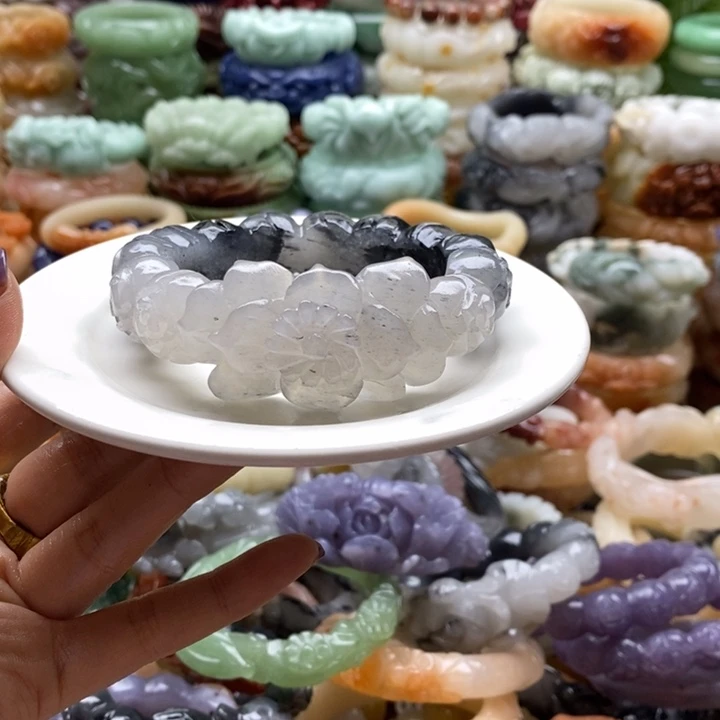 雾***石英岩玉未镶嵌手镯