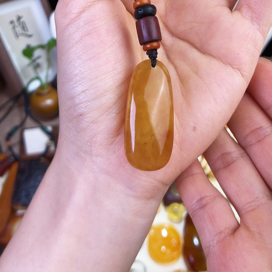 琥珀珠宝奇石未镶嵌。