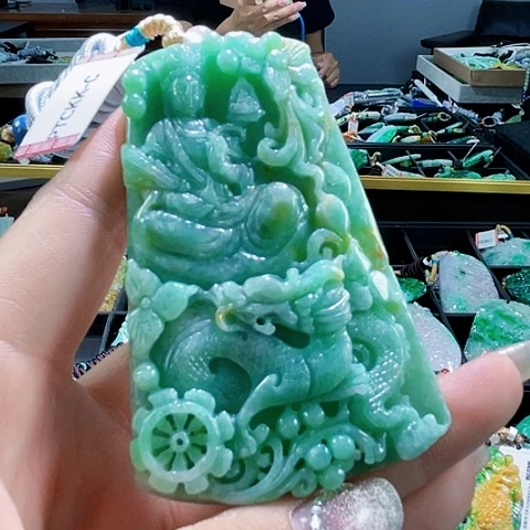 颈饰未镶嵌翡翠一个