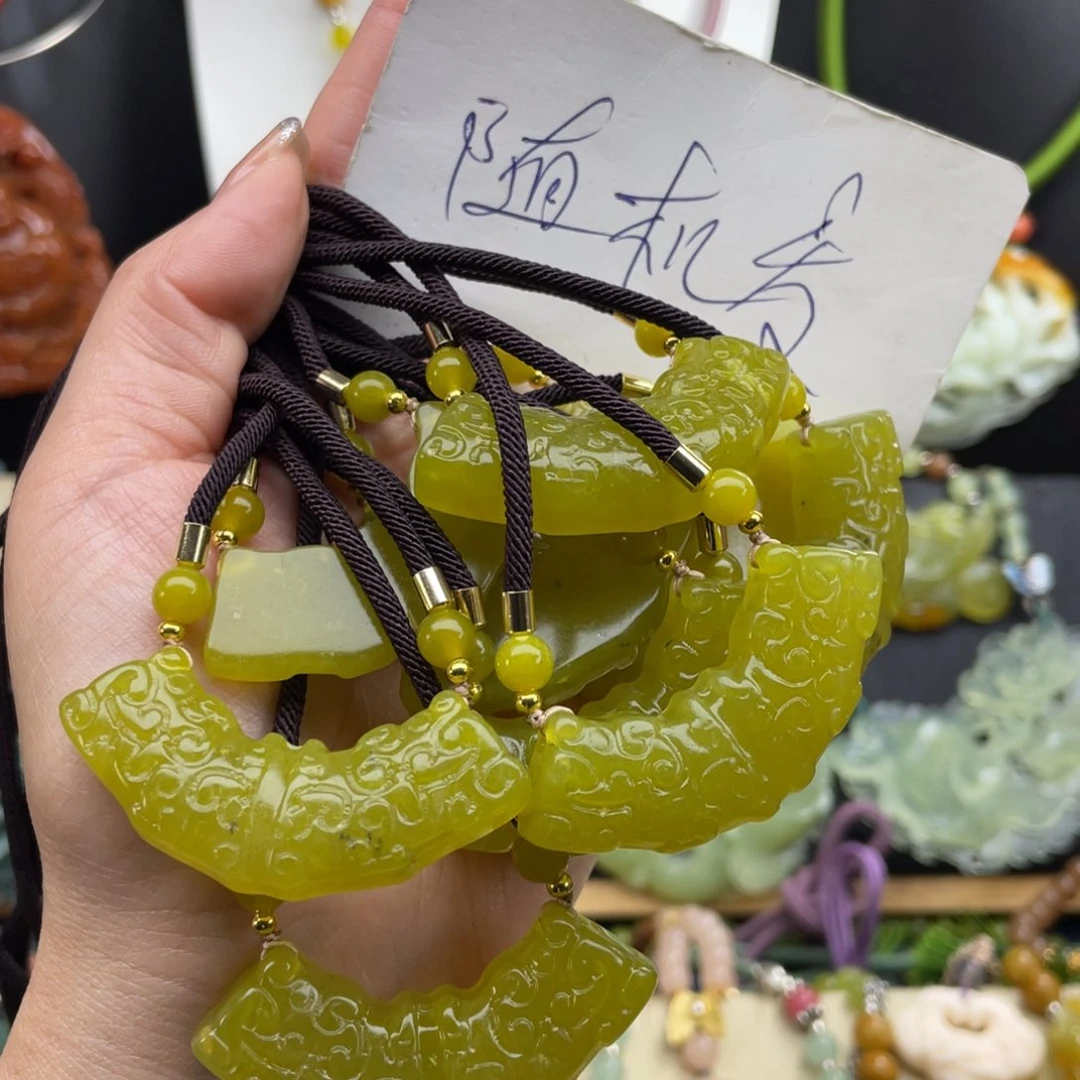 蛇纹石玉未镶嵌颈饰