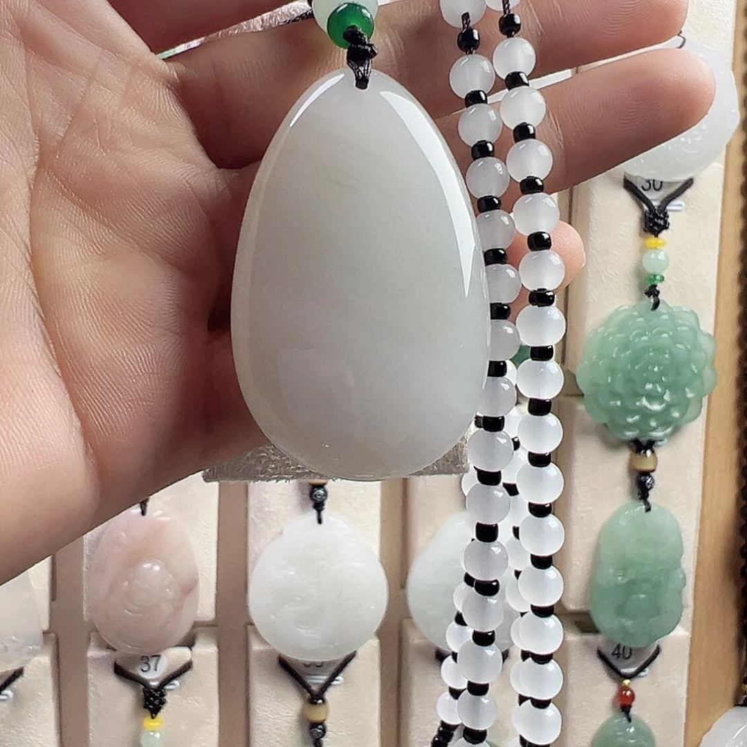 石英质玉未镶嵌颈饰