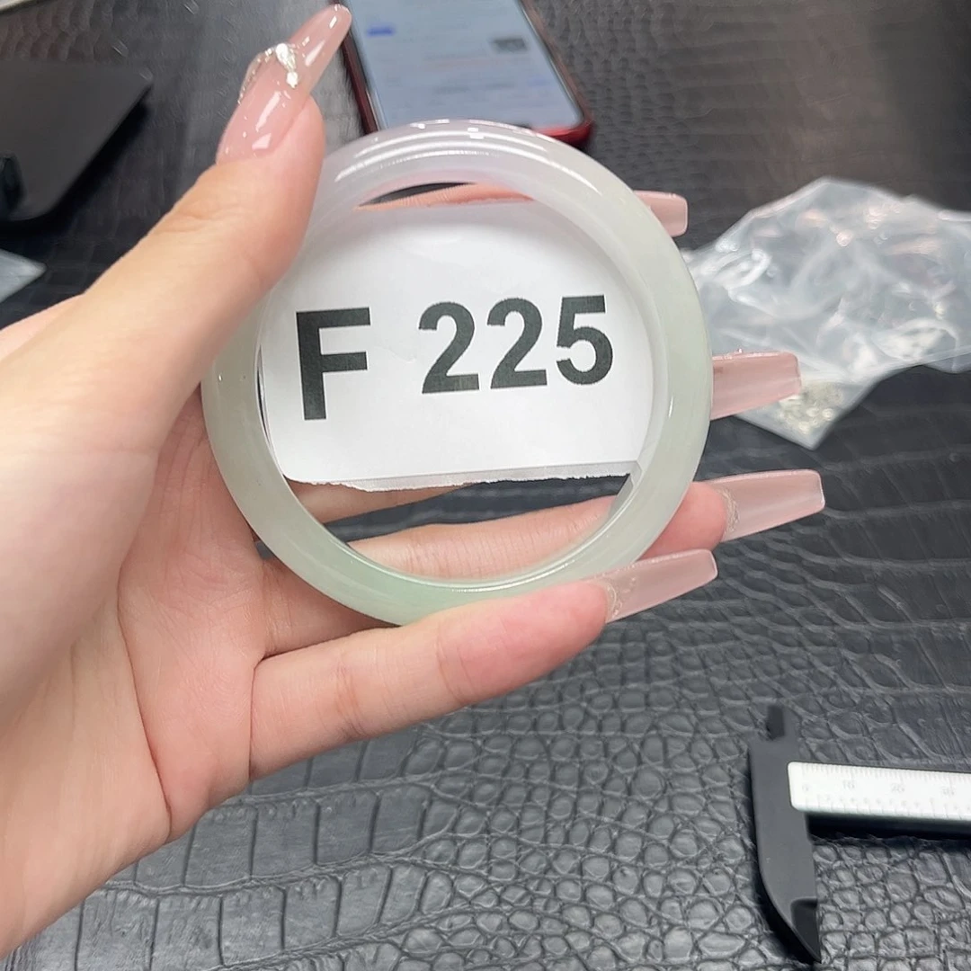 翡翠手镯未镶嵌默认瑕疵