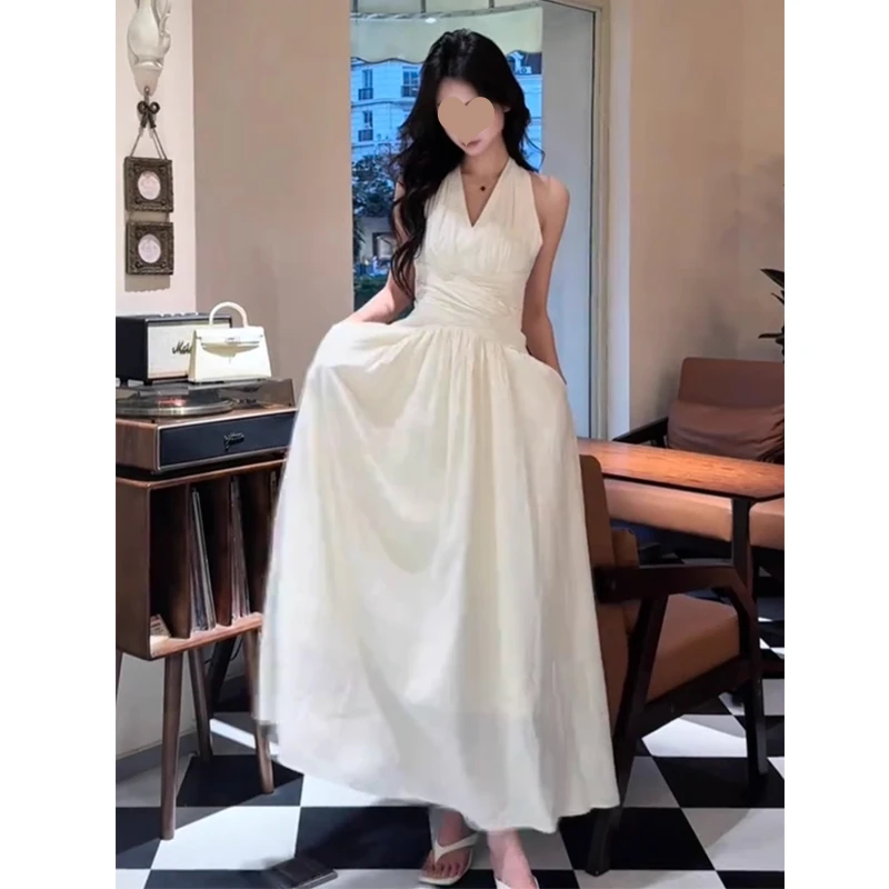 海边度假蓝色挂脖吊带连衣裙子女夏2025新款流行爆款沙滩长裙