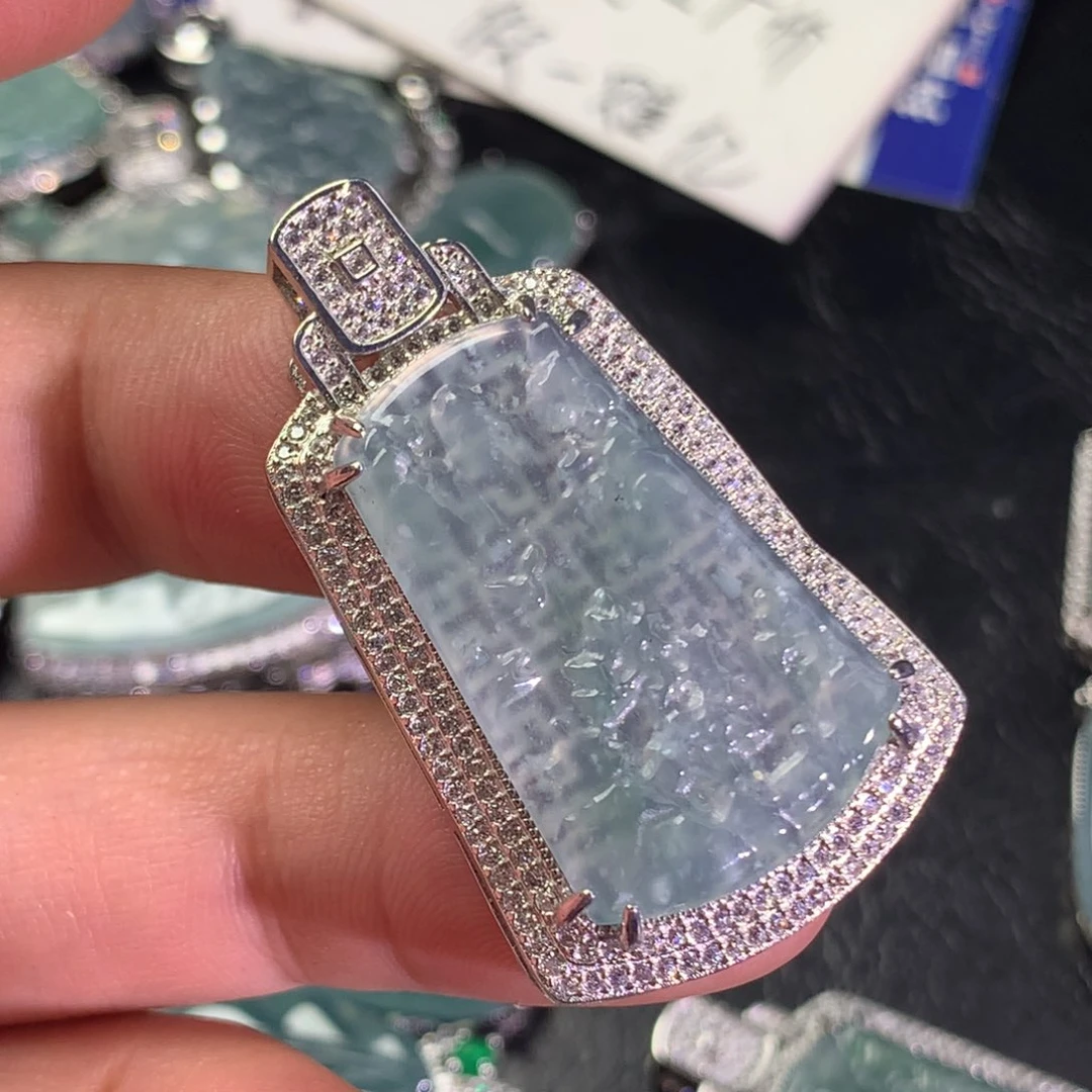 翡翠未镶嵌颈饰山水