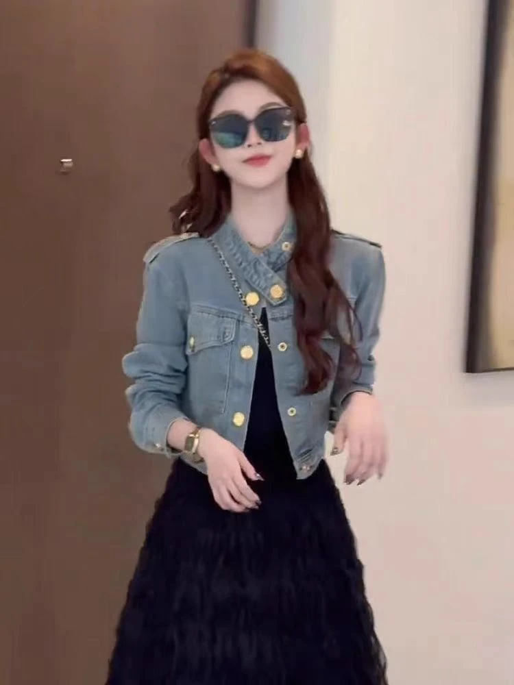2025新款今年流行春秋穿搭牛仔短外套女立领金扣休闲时尚夹克上衣
