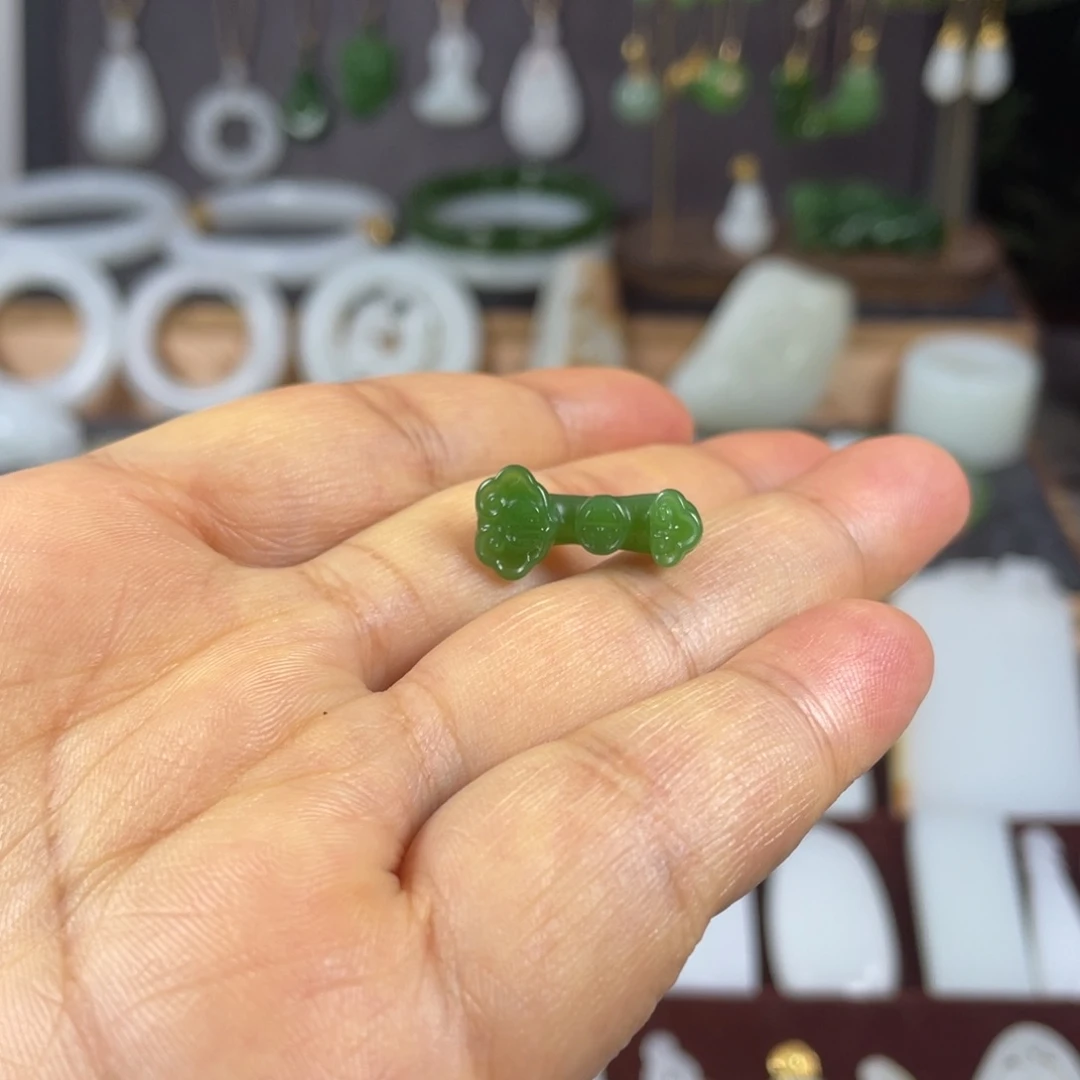 闫***闹和田玉未镶嵌颈饰