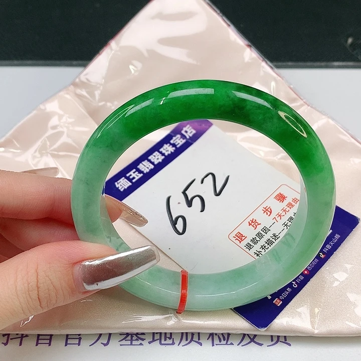 翡翠手镯未镶嵌翡翠手镯